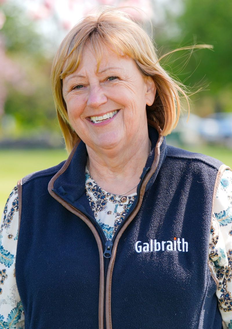 Portrait photo of Lynda McQueen