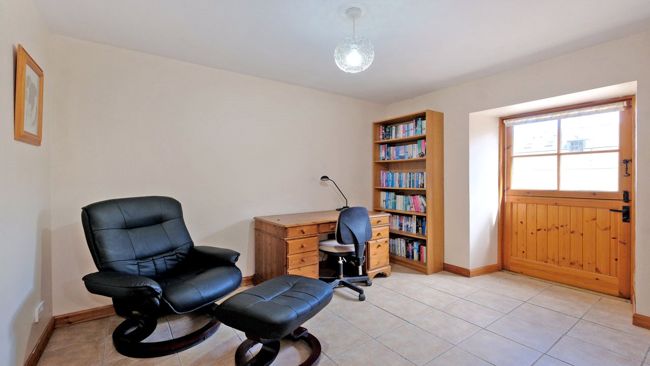 Bedroom/ Study