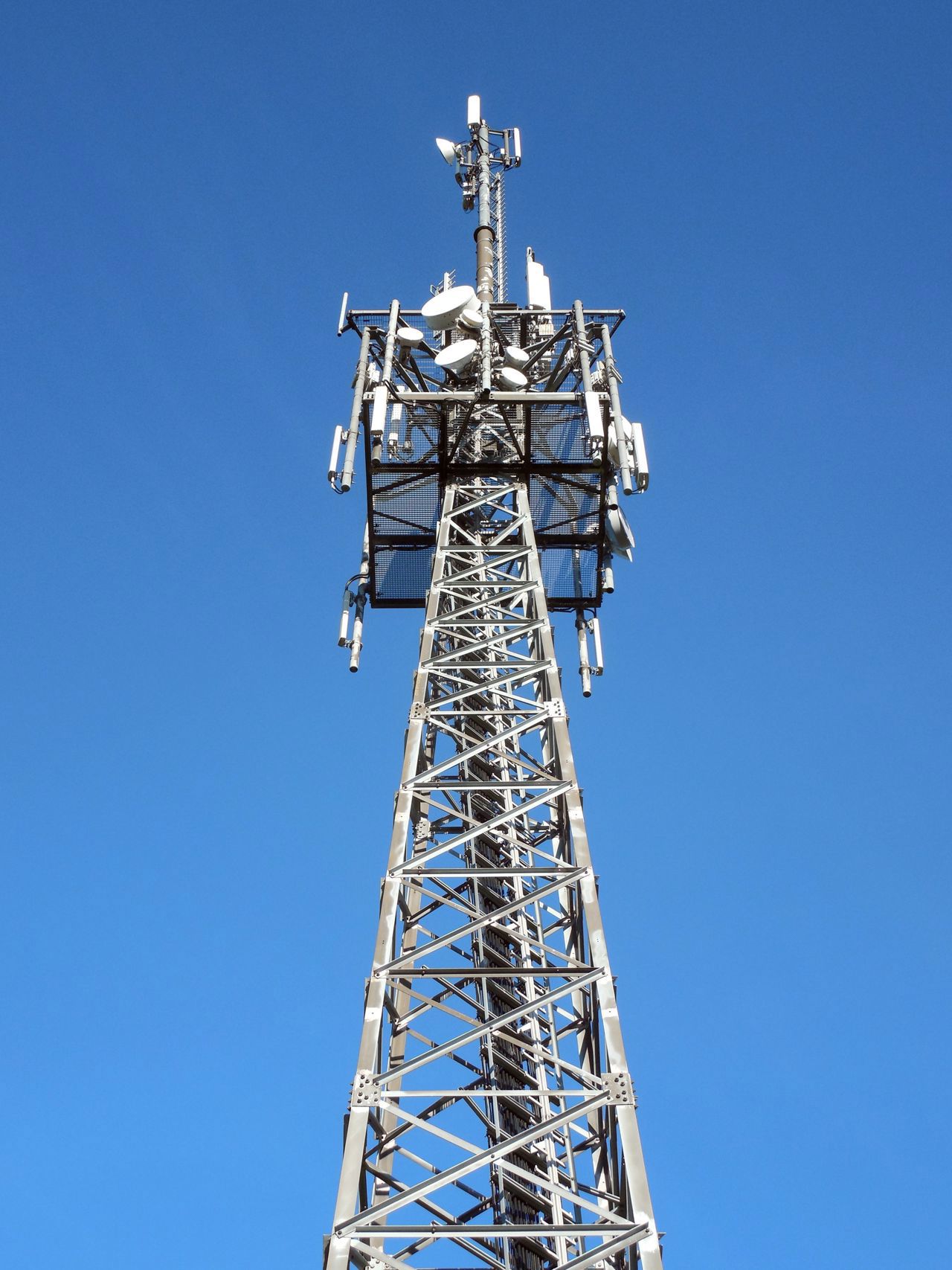 Owners warned on tactics of radio mast operators seeking to secure below-market agreements at lease renewal : Transmission Mast