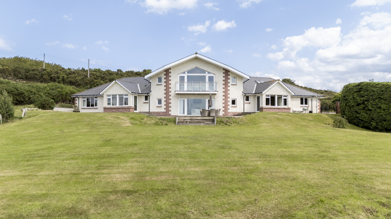 Striking Coastal Contemporary Home With Panoramic Views Of The Moray Firth: Talamh-GRais 1